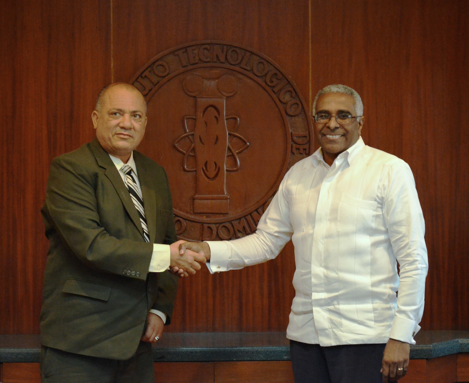 Silvio Durán, director general de CORAASAN y Rolando Guzmán rector de INTEC