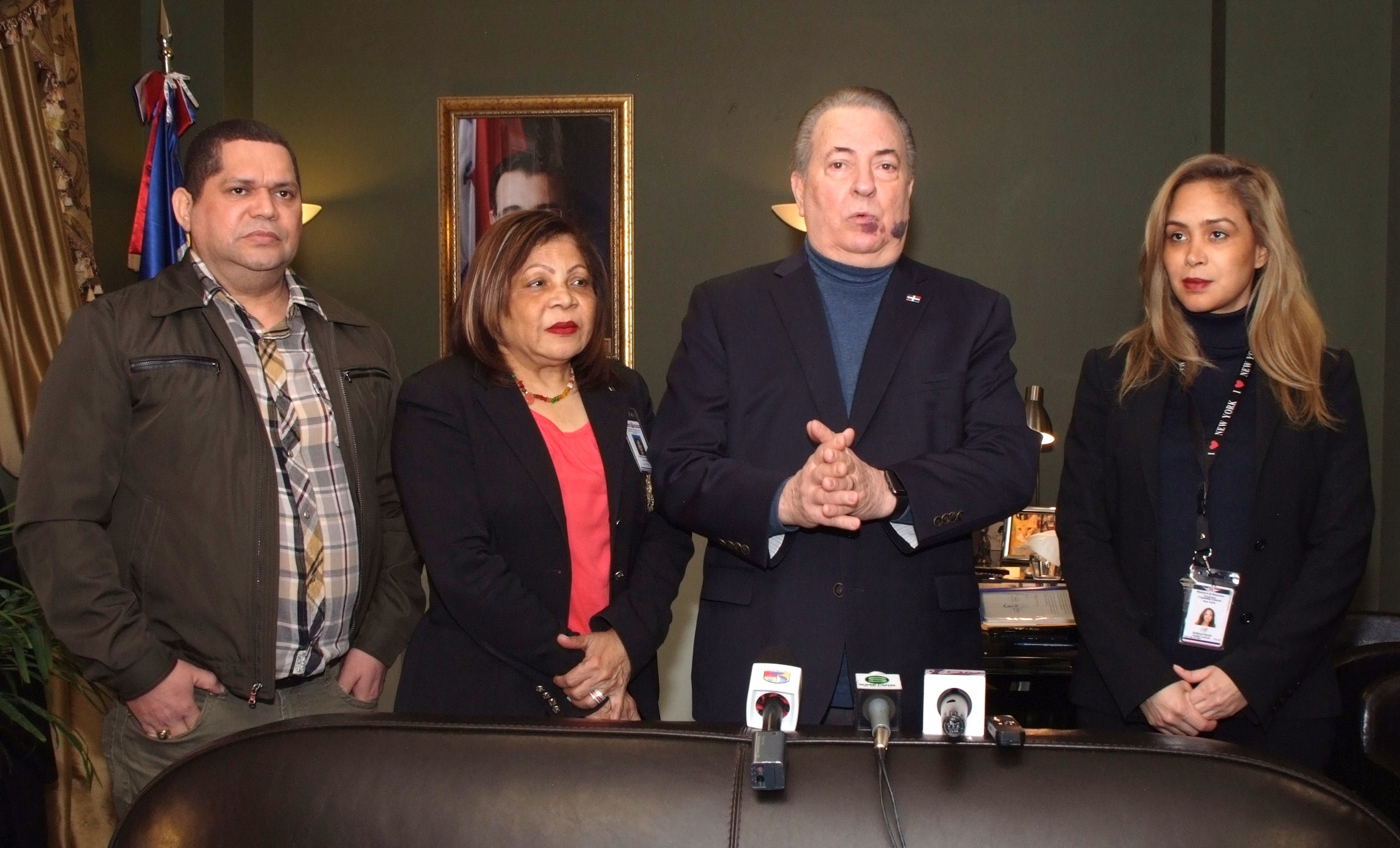 El cónsul general, arquitecto Eduardo Selman, durante la rueda de prensa, acompañado por la vicecónsul Cecilia Báez Santana, a su derecha, América Fermín y Ángel Peralta, gerentes general y de venta de “CieloRD” respectivamente.