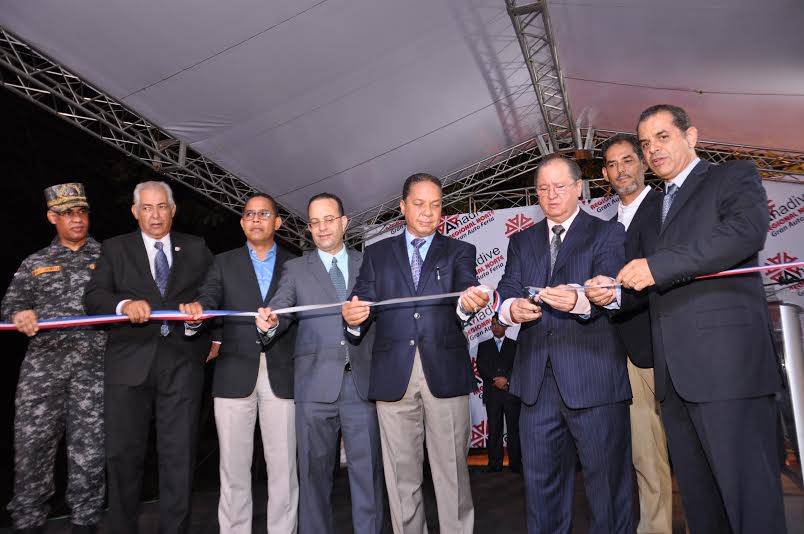 Rafael Hernández, Luis Caraballo, César de los Santos, General Nervis Pérez, Marlon Bonelly, Irvin Vargas y Gabriel Guzmán, proceden al corte de la cinta que deja abierta la feria