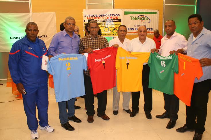 El ingeniero Wilgen Brito director provincial de deportes entrega los uniformes a los delegados de las cinco provincias que participaran de los juegos Nordestano.