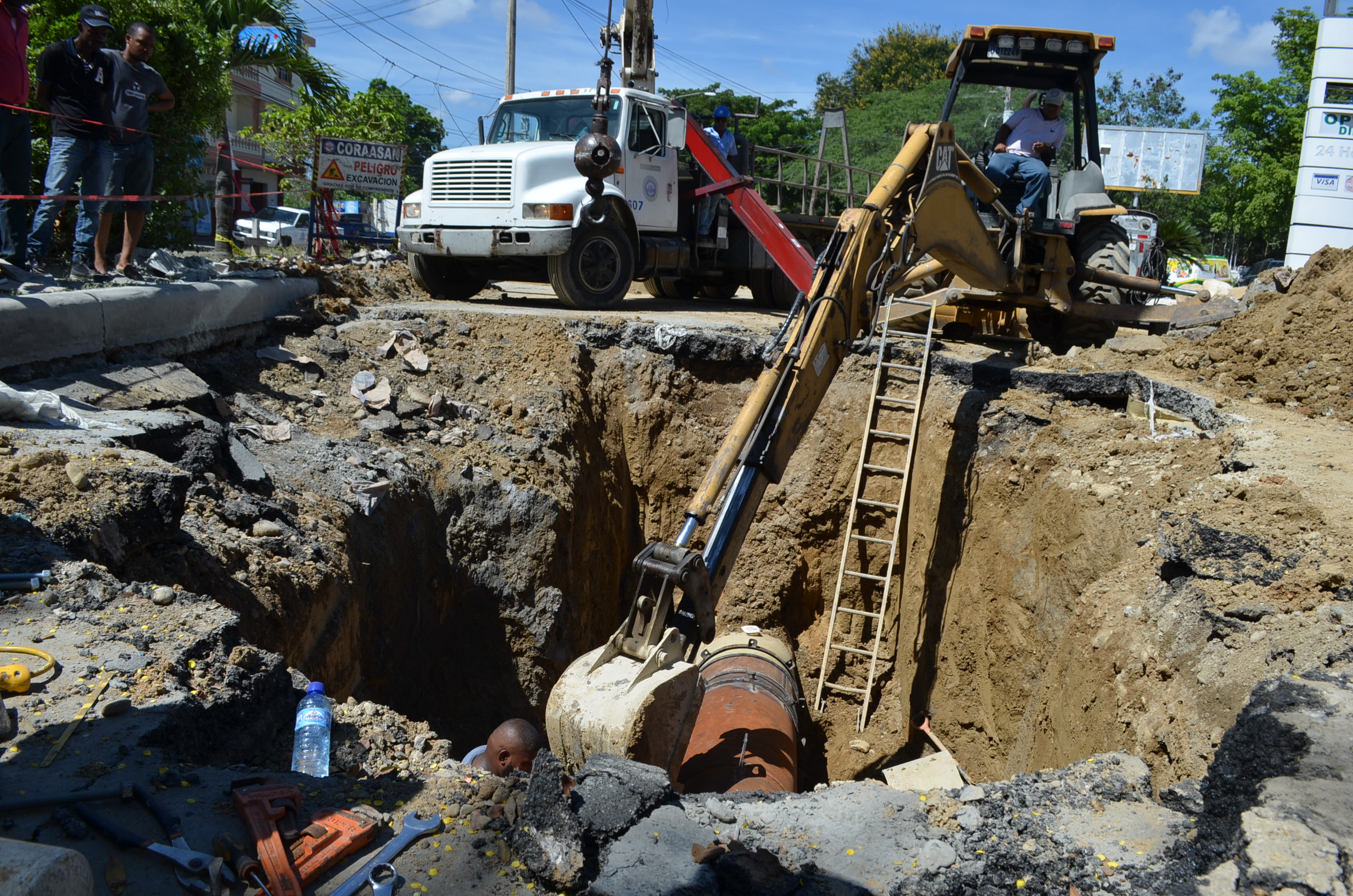 Brigada reparando avería en la Av. Antonio Guzmán