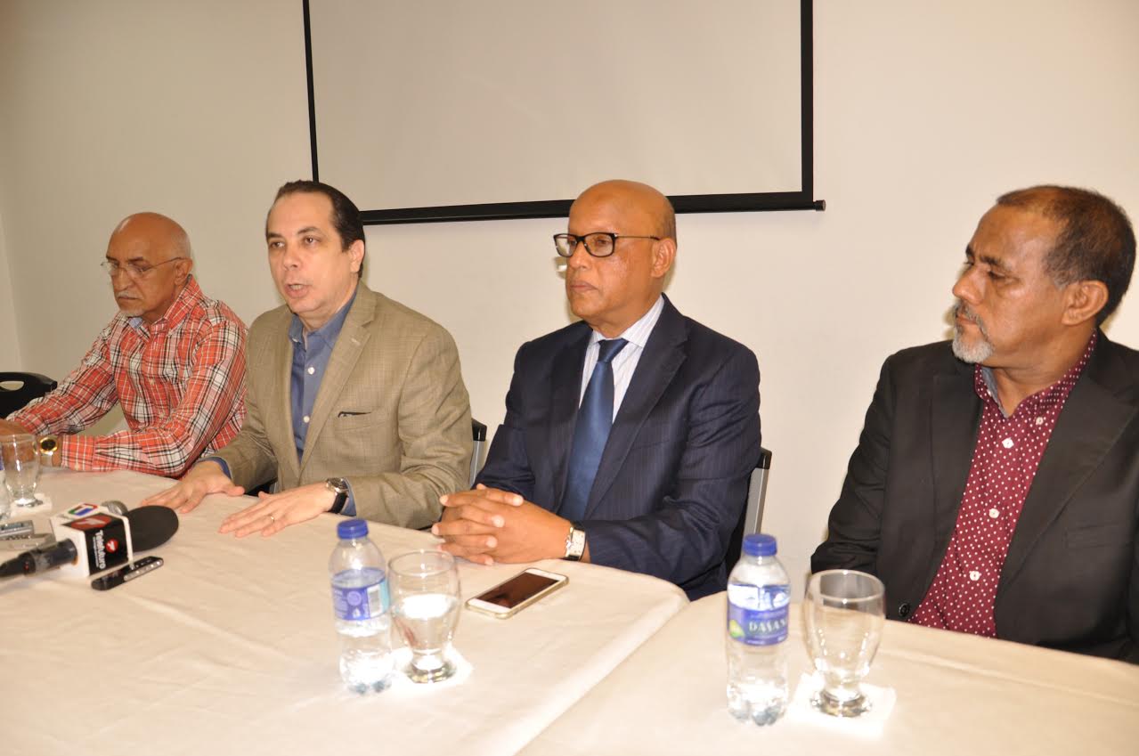 El presidente de la ACIS, Sandy Filpo, junto a José Hernández, Luis Lora y Justo Peña, durante la rueda de prensa.