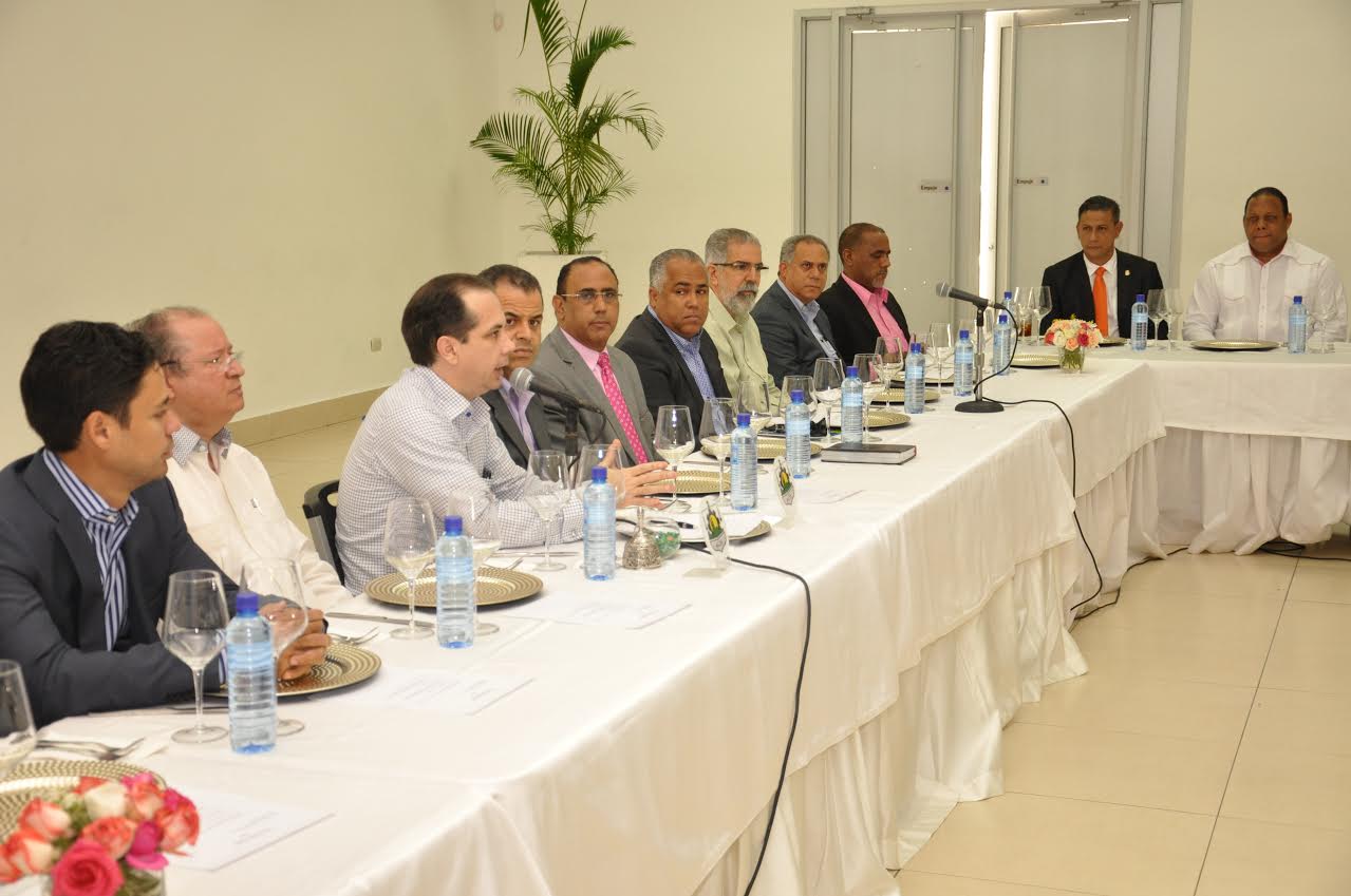 El presidente de la ACIS, Sandy Filpo durante el segundo encuentro con legisladores de la provincia y el Cibao.