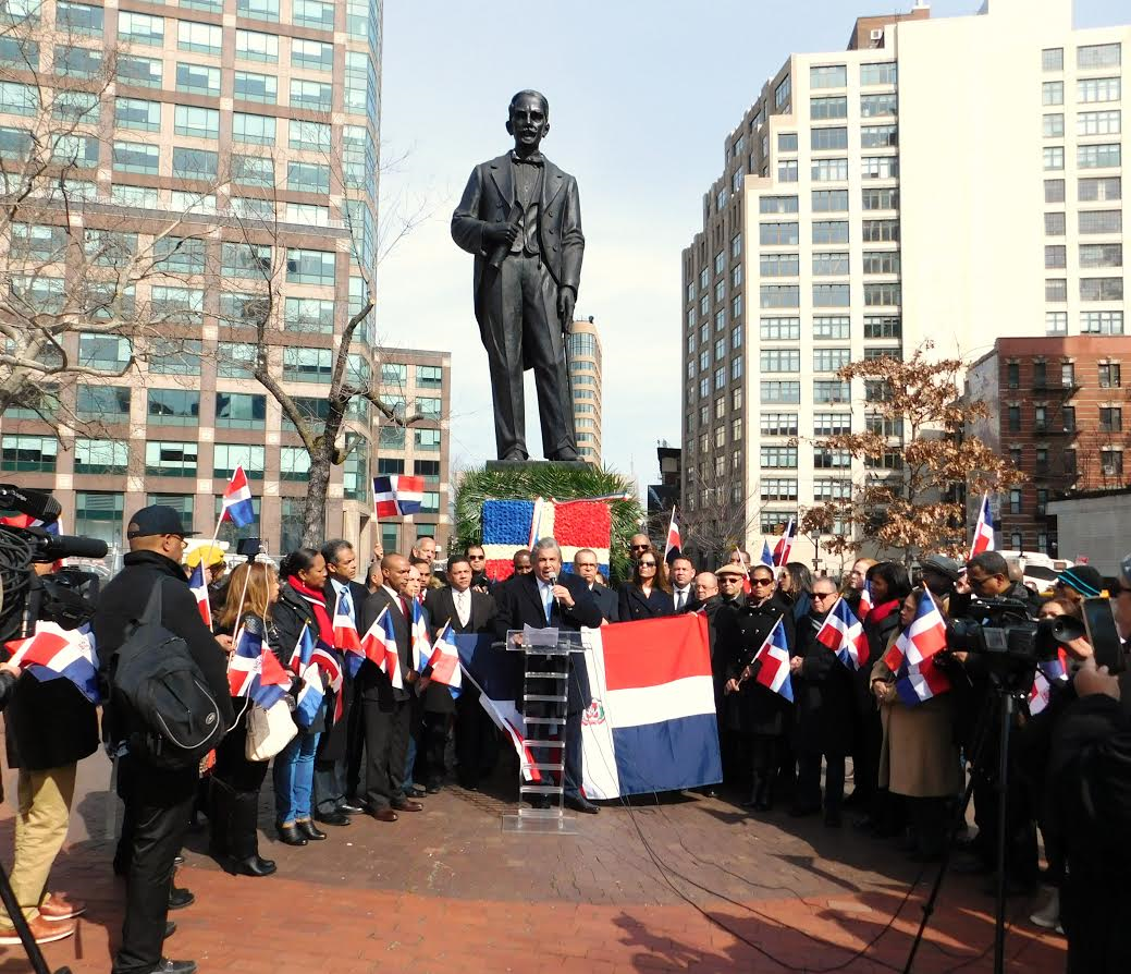 Al centro, el cónsul general Carlos A. Castillo pronuncia el discurso alusivo a la conmemoración del 173 aniversario de la Independencia Nacional en el homenaje a los Padres de la Patria.