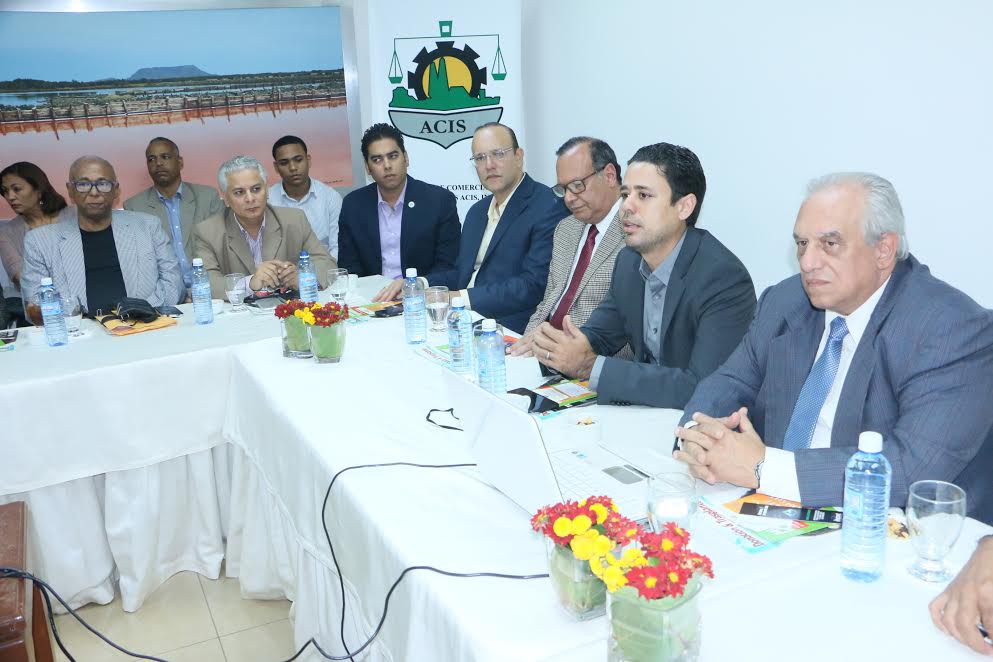 El presidente de la ACIS, Carlos Guillermo Núñez, Martin Almonte, José Octavio Prez, junto al doctor Fernando Morales Billini, durante el conversatorio sobre donación y trasplante de órganos