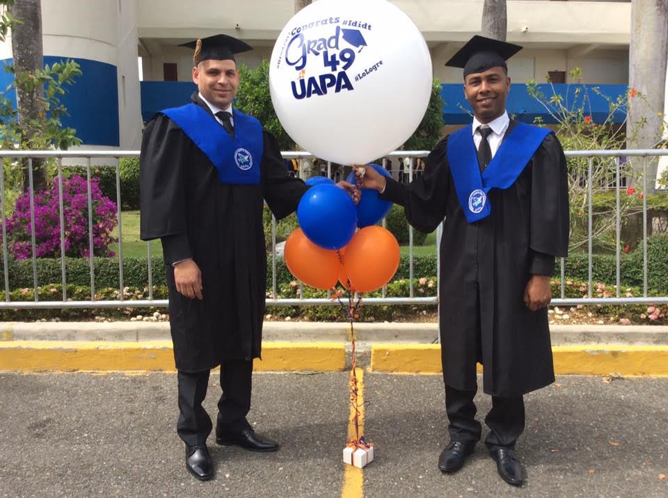 Los internos del Centro San Felipe de Puerto Plata, quienes cursaron la carrera de Derecho en la UAPA, Miguel Manuel Nicasio y Yimi Aldry Guzmán.