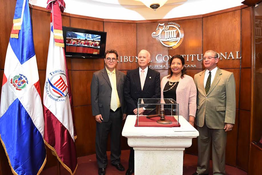 Los magistrados Leyda Margarita Piña Medrano, primera sustituta del presidente del TC, Wilson Gómez Ramírez, Víctor Gómez Bergés, Jottin Cury David, funcionarios y empleados de la alta corte, asistieron al acto de inauguración del pabellón del Tribunal Constitucional en la feria del libro 2017.