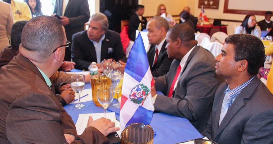 El cónsul Carlos Castillo, al centro, escucha a líderes de la comunidad dominicana en Nueva Jersey sobre los problemas que la afectan y sugerencias y planteamientos para proyectos comunitarios.