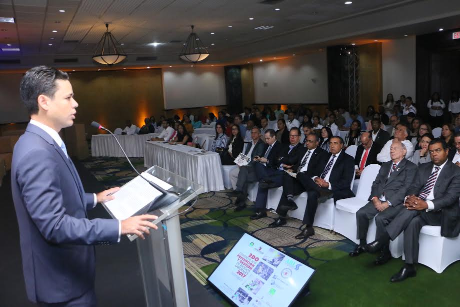 Carlos Guillermo Núñez, presidente de la ACIS, pronuncias las palabras de apertura del 2do. Congreso de Riesgos Laborales. (foto Bartolo García).