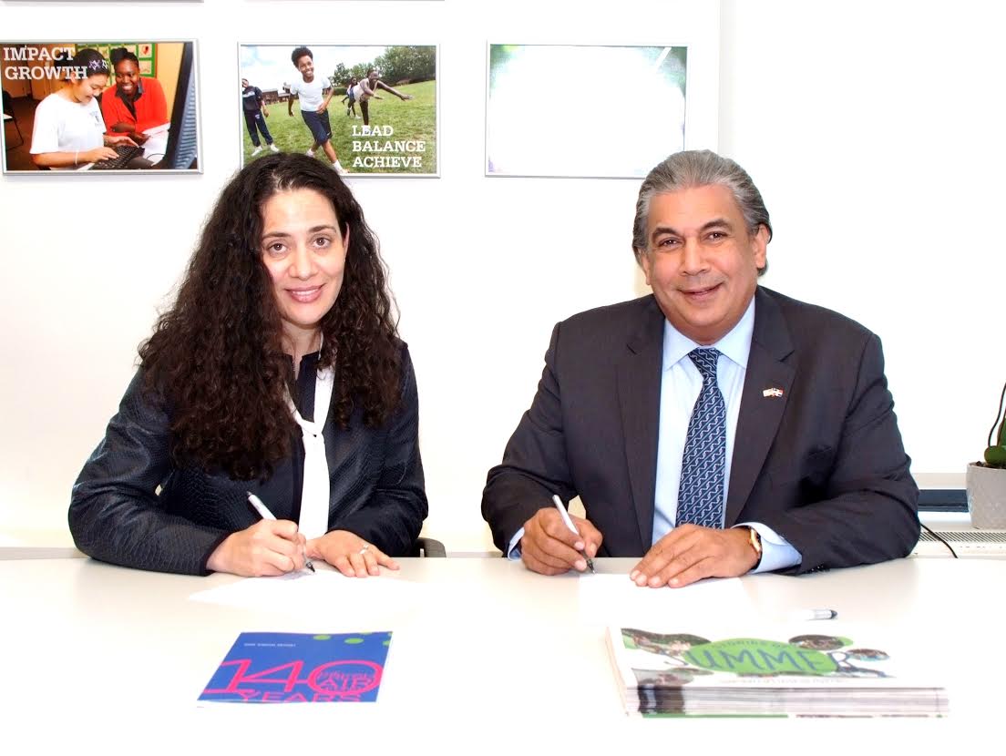 El cónsul Carlos A. Castillo y Tara N. Gardner, directora de Alcance Comunitario, Asociaciones y Servicios de Apoyo del Fresh Air Fund, durante la firma del convenio de cooperación mutua.