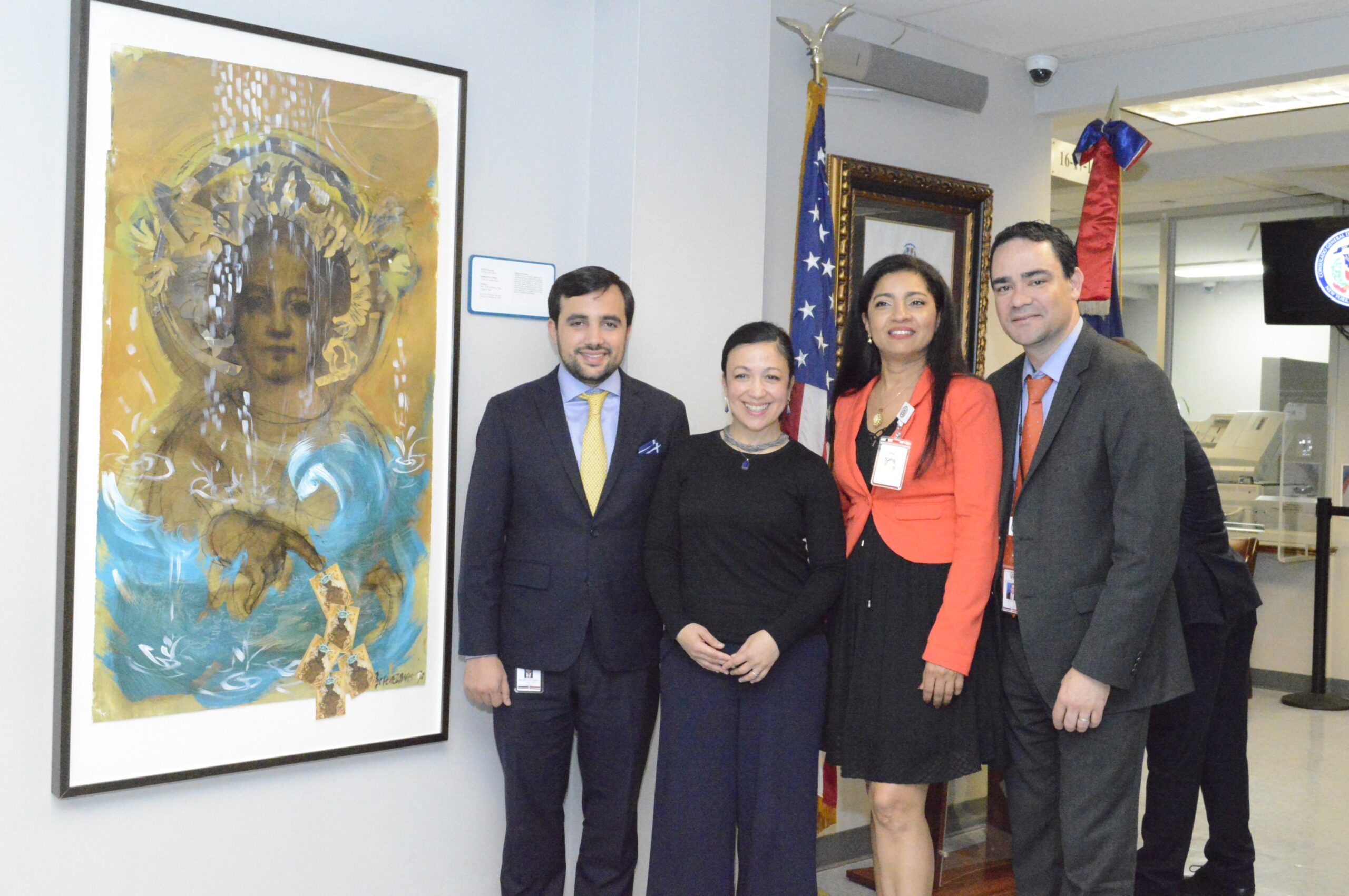 Desde izquierda, Eduardo Hernández, la artista plástico Scherezade García, la vicecónsul Sobeira Duran y Haile Rivera, durante el acto en el que fue develizado el arte de Scherezade García.