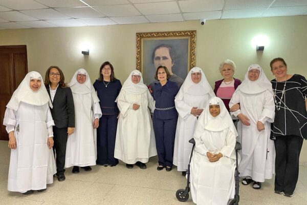 Junta Directiva Cementos Cibao junto a la Congregación de las Hermanitas de los Ancianos Desamparados