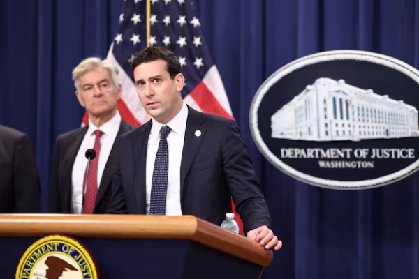 El Dr. Mehmet Oz, administrador de los Centros de Servicios de Medicare y Medicaid, escucha a Matthew R. Galeotti, jefe de la División Criminal del Departamento de Justicia, hablar sobre una medida de cumplimiento de la ley contra el fraude en la atención médica durante una conferencia de prensa en el Departamento de Justicia de EE. UU. en Washington, D.C., EE. UU., el 30 de junio de 2025. REUTERS/Kevin Lamarque