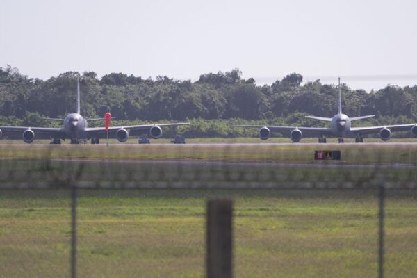 Uno de los seis aviones cisterna que se encuentran en el Aeropuerto Internacional de Las Américas. (DIARIO LIBRE/DANIA ACEVEDO)