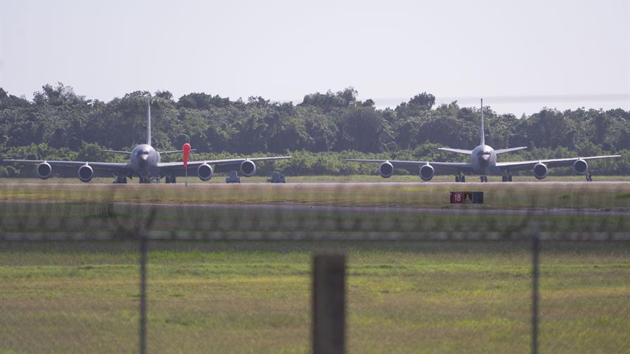 Uno de los seis aviones cisterna que se encuentran en el Aeropuerto Internacional de Las Américas. (DIARIO LIBRE/DANIA ACEVEDO)