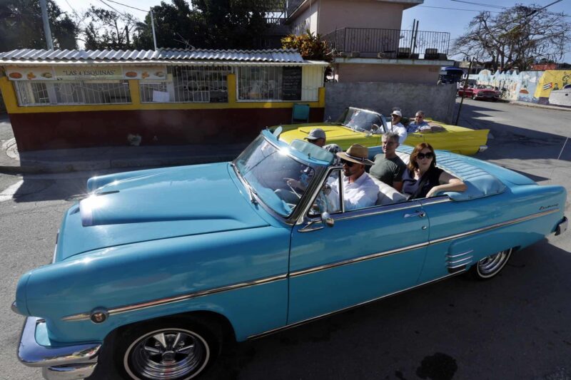 Turistas pasean en autos antiguos en Jaimanitas, el martes en La Habana, capital de Cuba. (EFE)