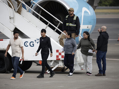 328 migrantes llegan a Venezuela en un vuelo procedente de EEUU