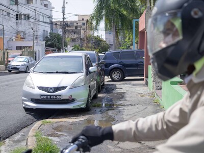 Aceras de la Zona Universitaria y el ensanche La Julia son parqueos