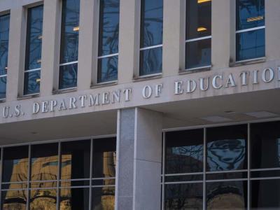 Acuerdos federales eliminan protecciones a estudiantes transgénero