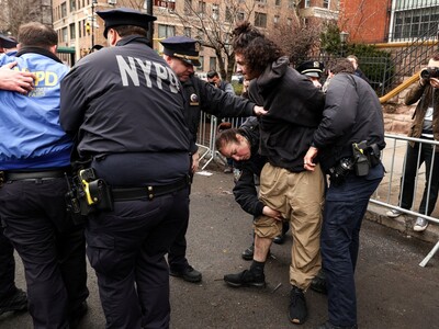 Agentes intentan detener a dos dominicanos en El Bronx