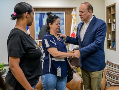 Alcalde de Santiago recibe familiares chofer ultimado por motoristas