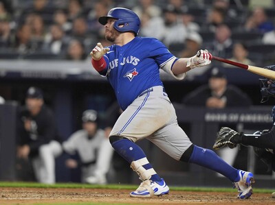 Alejandro Kirk se lesiona el pulgar durante juego de los Blue Jays