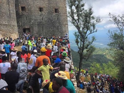 Autoridades haitianas investigan estampida en monumento