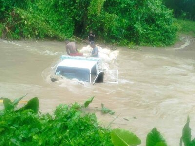 Camión atrapado al intentar cruzar arroyo desbordado en El Seibo