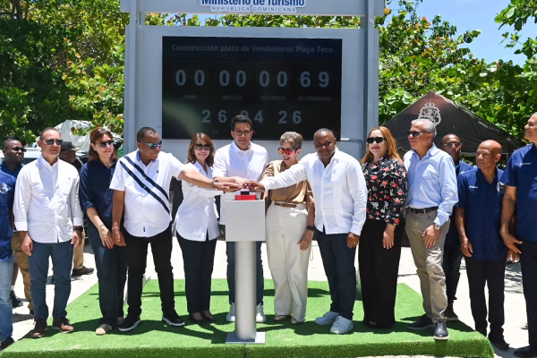 David Collado deja iniciada construcción plaza de vendedores en playa Teco de Maimón, Puerto Plata