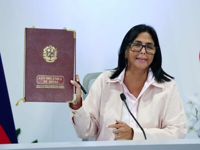 Delcy Rodríguez firma la nueva Ley de Minas