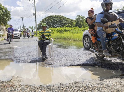 Desborde de solar baldío agrava problema vial en Sabana Perdida