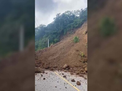 Deslizamiento de tierra cierra vía en Jacagua, Santiago