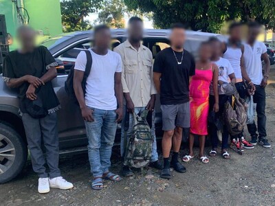 Detienen a dominicano por tráfico de haitianos indocumentados