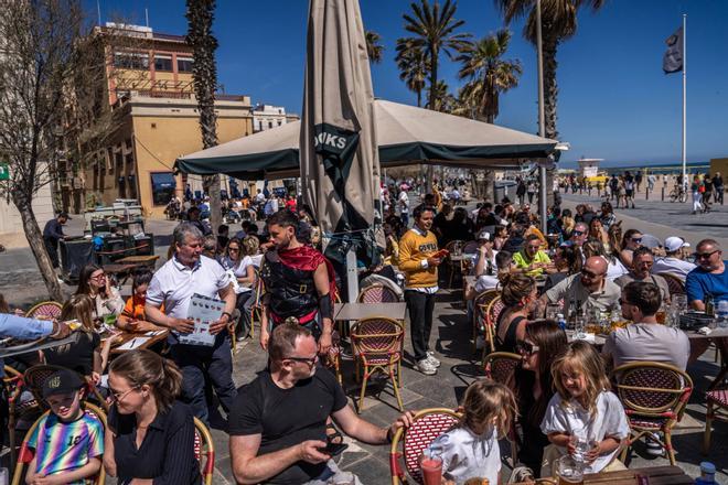 El 84,3% de turistas se sienten bien acogidos en Barcelona, pero seis de cada diez la ven masificada