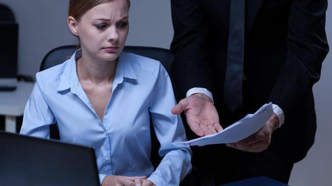 El aviso de un abogado laboralista si temes que te van a despedir: "Fírmalo todo como no conforme"
