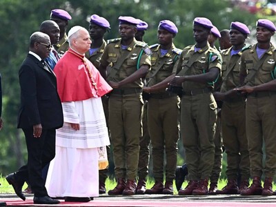 El papa León XIV cuestiona gasto en armamento en Camerún