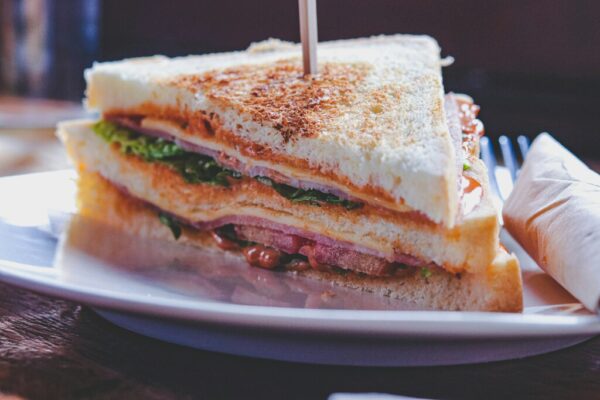 El "teorema del sándwich de jamón": la fascinante matemática detrás de cómo cortarlo a la perfección en un solo tajo
