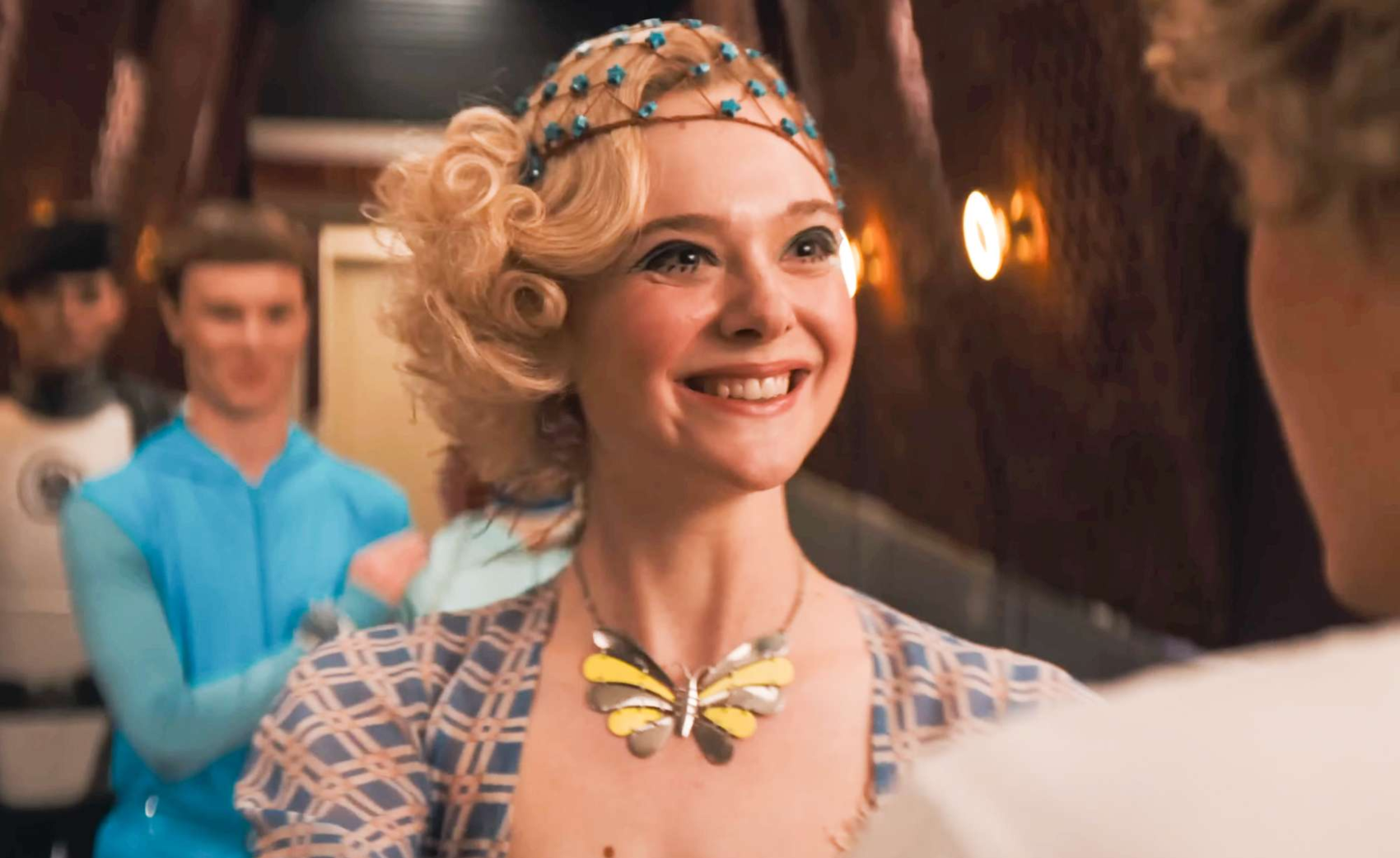 Elizabeth Banks elogia a Elle Fanning como Effie en la precuela de Los Juegos del Hambre