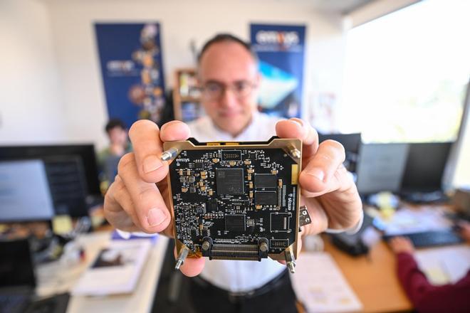 Emxys, los artífices de la línea directa en el espacio