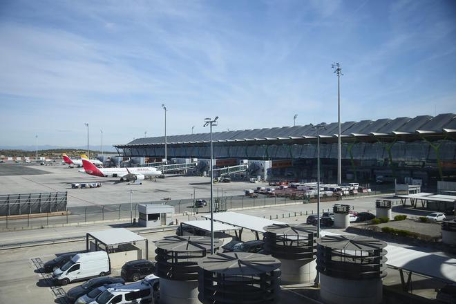 España descarta problemas de suministro en sus aeropuertos porque produce el 80% del queroseno que consume