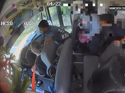 Estudiantes salvan autobús escolar tras desmayo de conductora