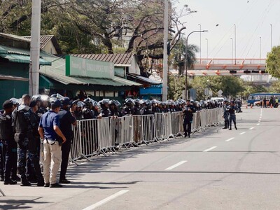 Fuerte contingente policial ejecuta desalojo en Teleofertas