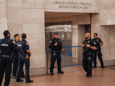 Hombre armado hiere a tres personas en el metro de Nueva York