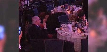 Invitado sigue comiendo durante atentado en cena de corresponsales