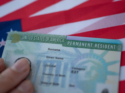 Las nuevas "green cards" en EE. UU. caen a la mitad