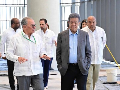 Leonel Fernández visita el Centro Cultural Rainieri