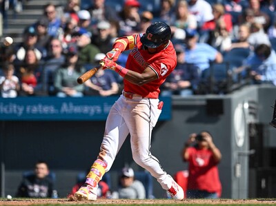 MLB: Angel Martínez conecta cuadrangular con las bases llenas