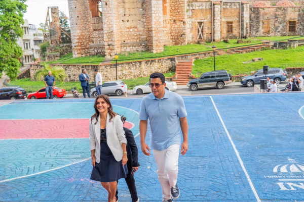 Ministro de Turismo y embajadora de USA recorren la Ciudad Colonial