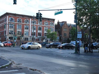 Mujer apuñala pareja en Brooklyn y se da a la fuga