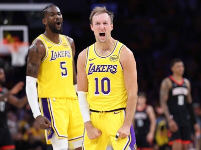 NBA: LeBron y los Lakers vencen a los Rockets en debut en playoffs